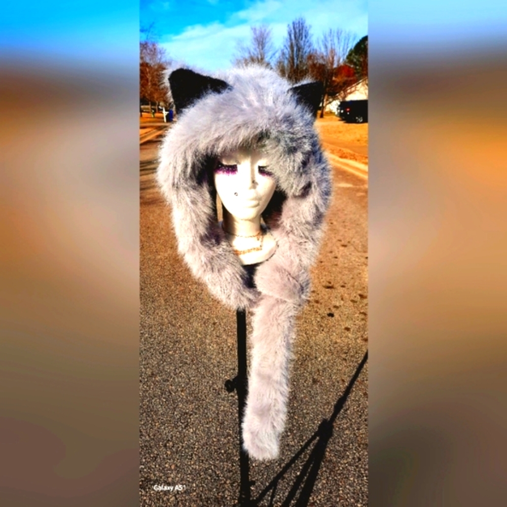 🩶NEW! Soft feline fashion🐈, gray faux fur cat ear hat With Scarf attach💲💋..